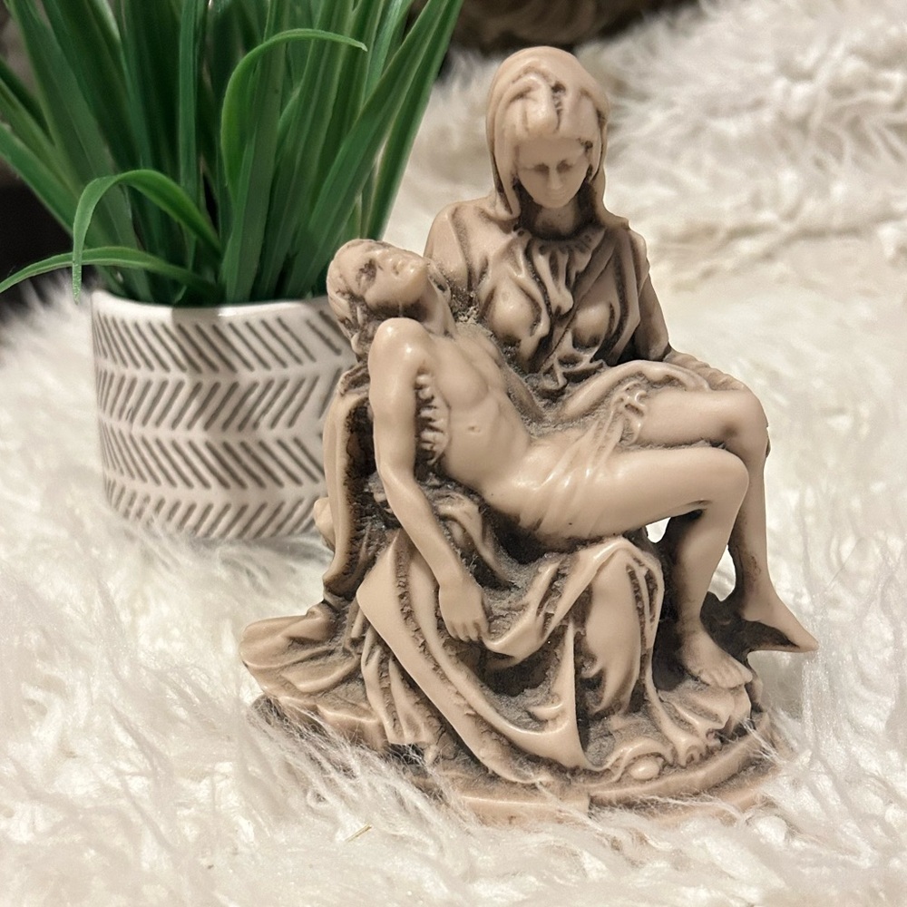 50%offW❤️ Signed Vintage Santini Classic Figure Sculpture Pieta Mary jeaus Italy
